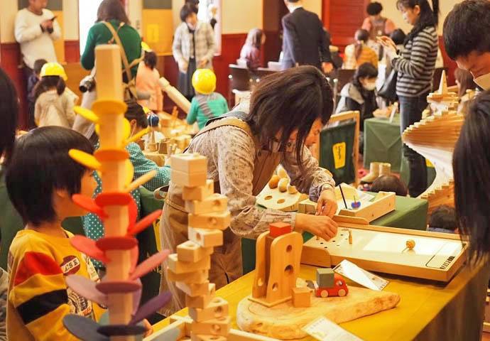 木のおもちゃで遊べる、親子の笑顔あふれるコンテンツです