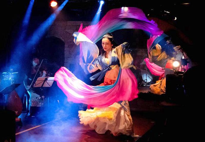 能演目をベリーダンサーが踊る「能エキゾチカ」の『羽衣』より