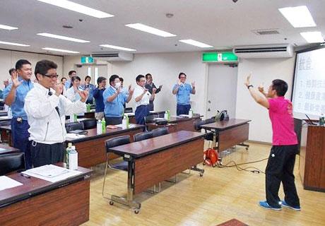 オフィスでもできる簡単な体操×脳を活性化する栄養×笑いあふれる脳トレ
