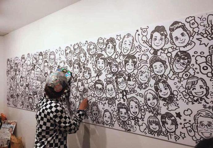そこに来た人々の笑顔で壁一面を埋めるラクガキヤMACOの「wall-y」