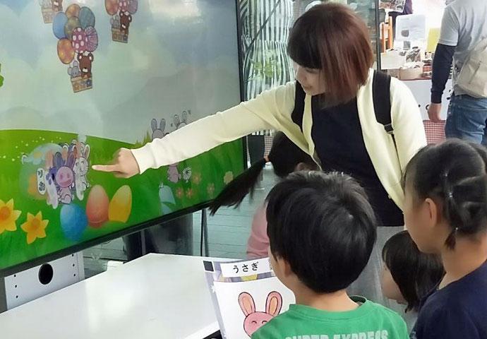 スキャンした絵が画面に登場。自分が描いた絵が動き出す様子に子どもたちは夢中！