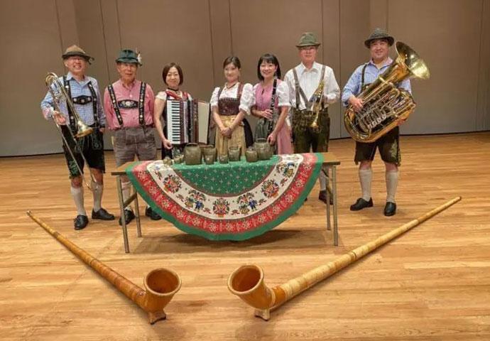 アルプス音楽団はアルプス音楽を中心に参加型の楽しいコンサートを行っています