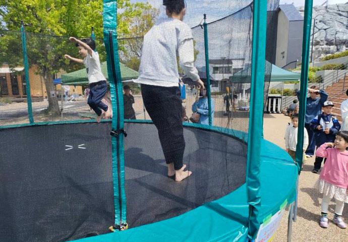 大型トランポリンは子どもたちに大人気のアトラクション。大人も体験可能です！