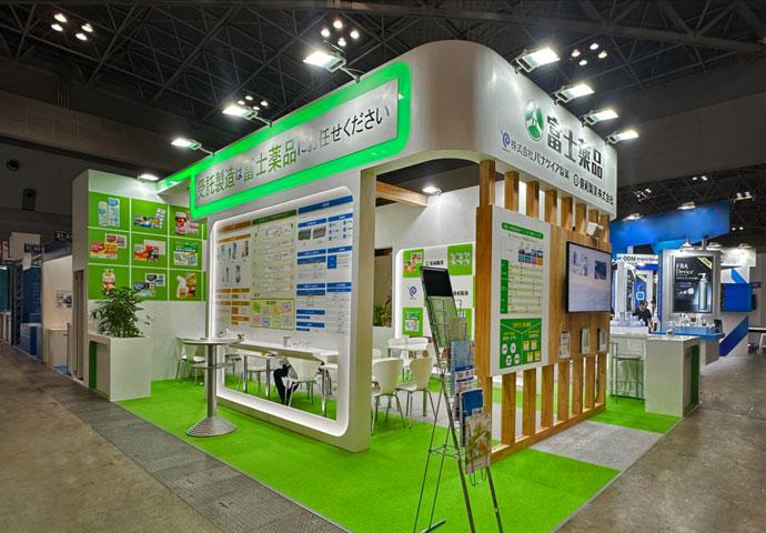 展示会・見本市のブース／コーポレートカラーの緑色と木目をバランスよく使用