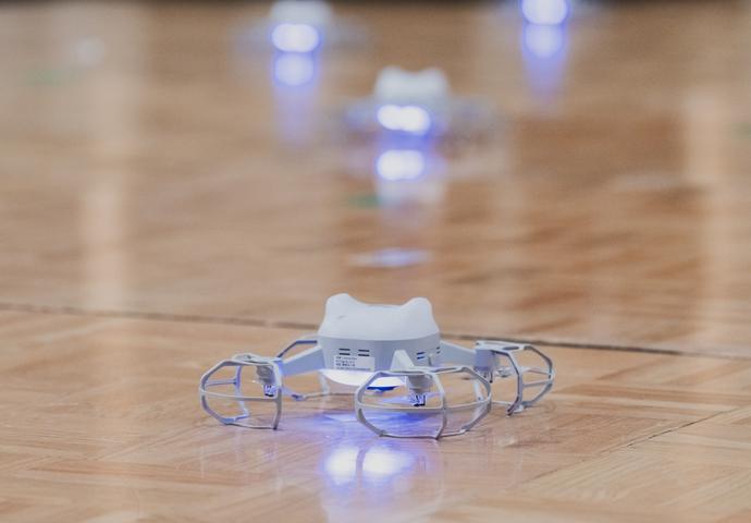 小型ドローンが音楽やLEDと連動、驚きと感動を演出します