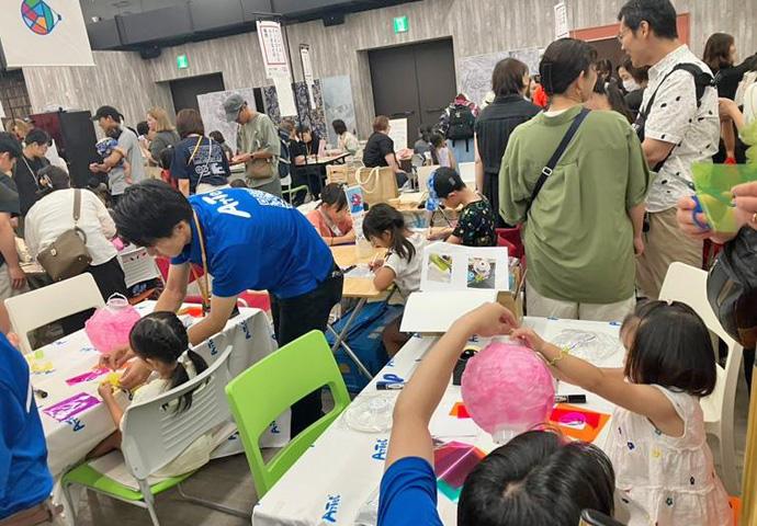 オリジナル提灯工作キットでワークショップを実施している様子