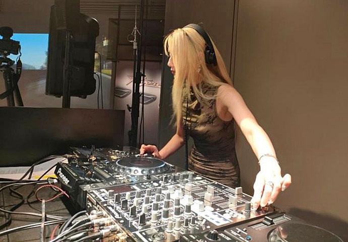 女性DJも多数在籍しています／車メーカー様のオープン記念でのDJパフォーマンス