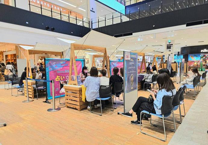 大型ショッピングモールで大行列！ 占いは圧倒的な集客力・人気のイベントです！