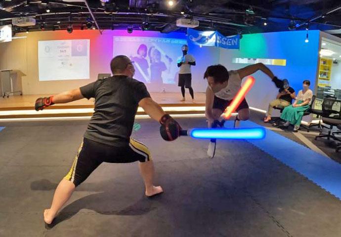 光る刀で戦う新感覚スポーツ体験！