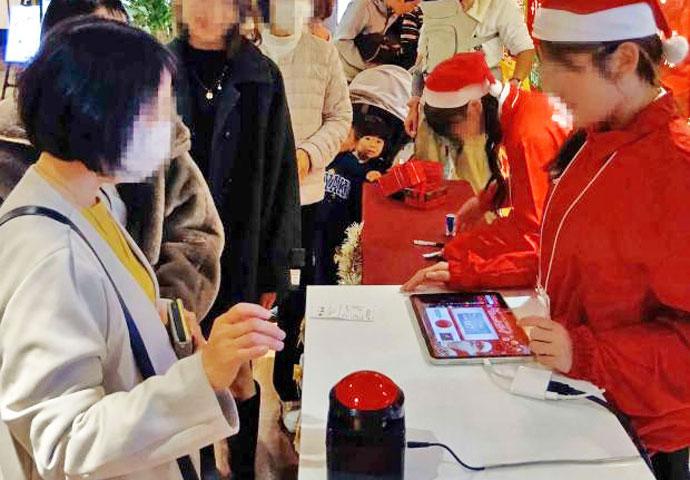 iPadでデジタル抽選会／サンタ姿のスタッフによる、商業施設での抽選会イベント