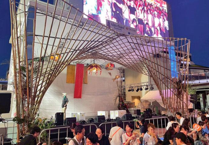 競馬場に竹のアーチを架ける ～ベトナムフェス 2026 船橋のメインステージ装飾
