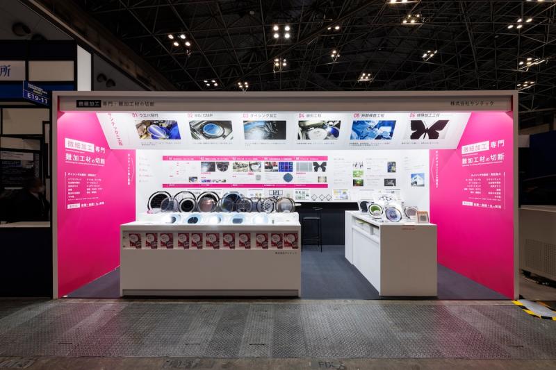 ショッキングピンクで視線を集める展示会ブースに