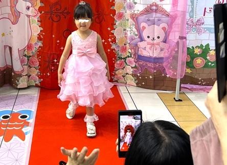 敬老の日で祖父母さんもかわいいおひめさま姿を大喜びで写真撮影をしていました！